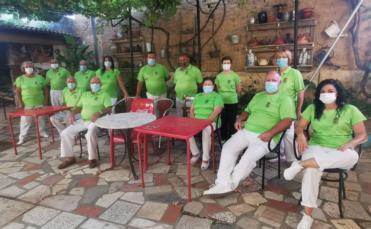 Algunos de los integrantes de la peña 'www.torre.com' posan con mascarillas en la peña. 