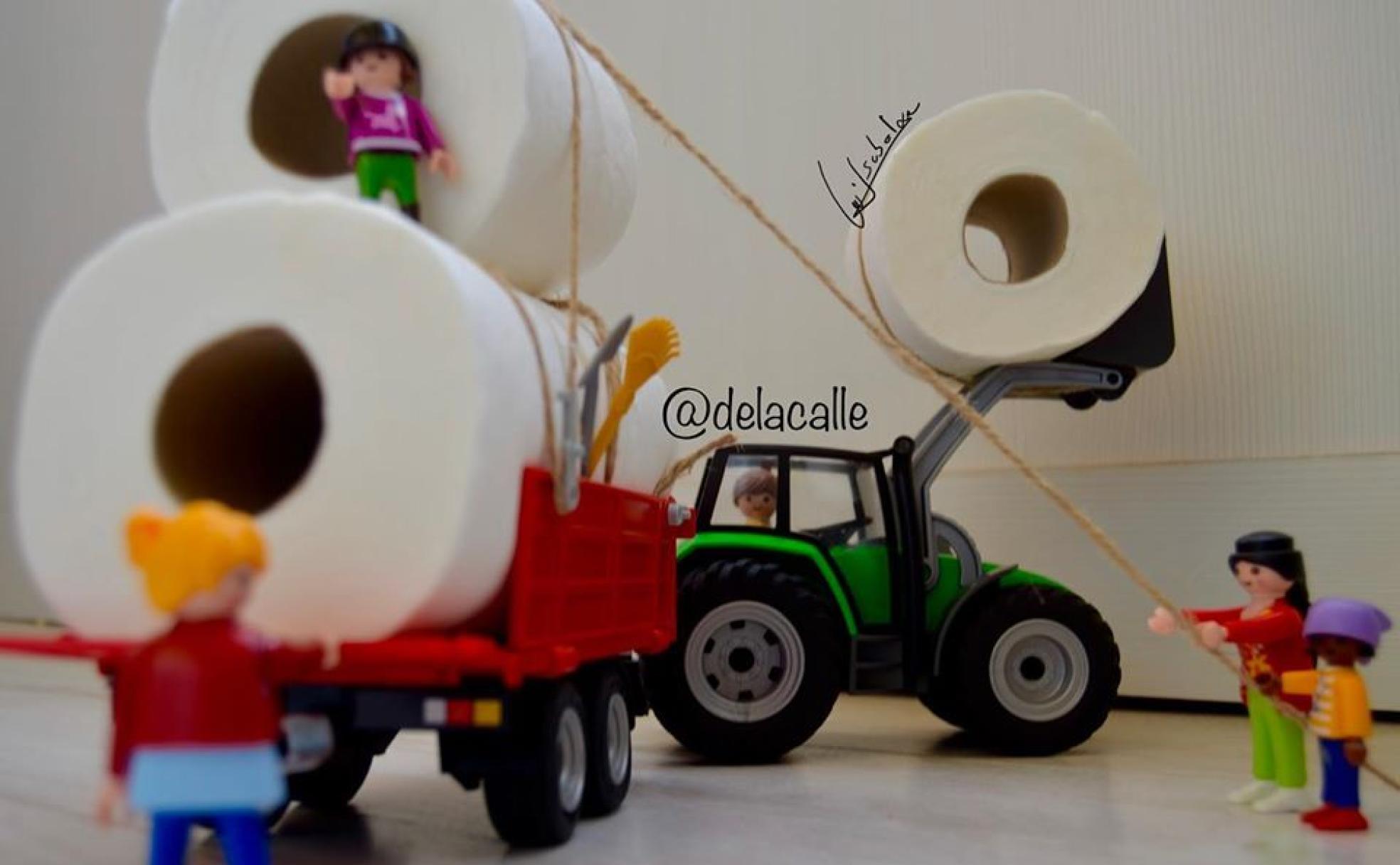 La escasez de de papel higiénico en los supermercadosestá entre sus montajes.