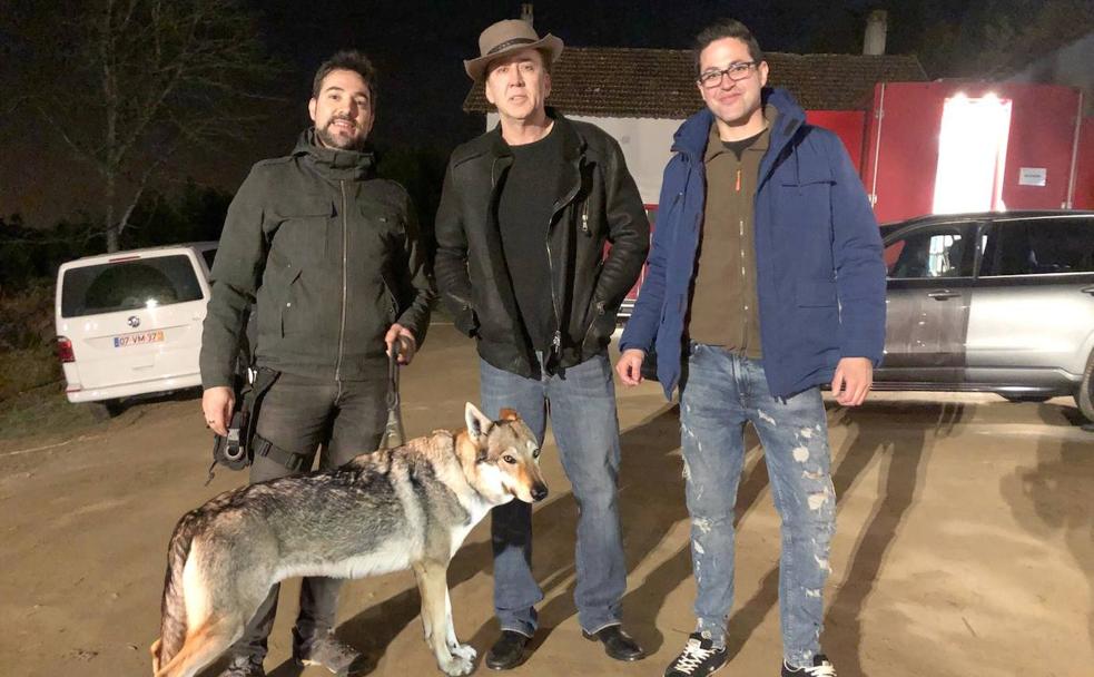 Los leoneses Ricardo Jonatan y la perra Mina, en el rodaje con Nicolas Cage.