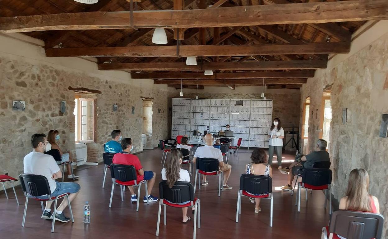 Participantes en el taller de radio celebrado ayer en Rollán.