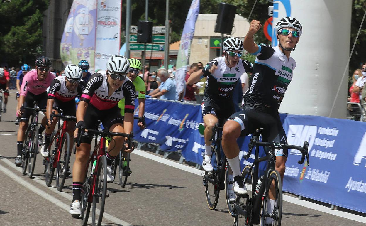 David Martín (Fundación Contador) cruza en primer lugar la lmeta instalada en la Cúpula del Milenio. 