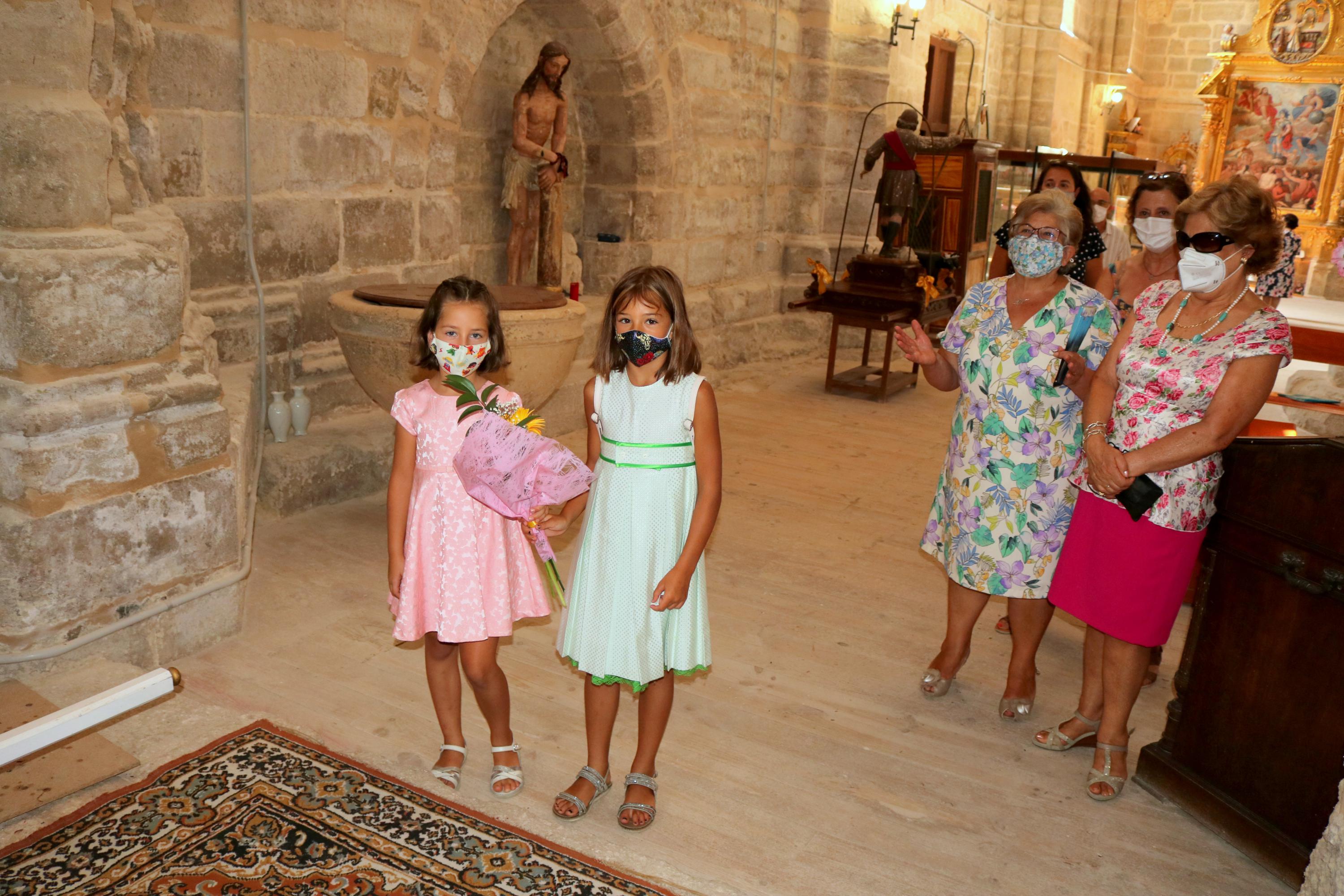 La Corporación Municipal visitó a todos los vecinos para entregarles la merienda