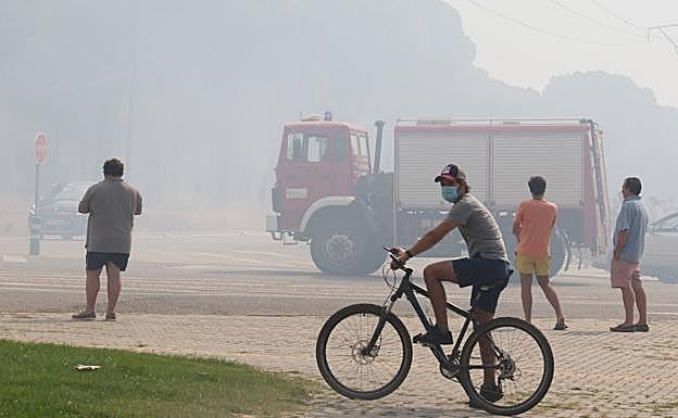 Los vecinos de la urbanización se han echado a la calle para ver cómo evolucionaba el incendio.