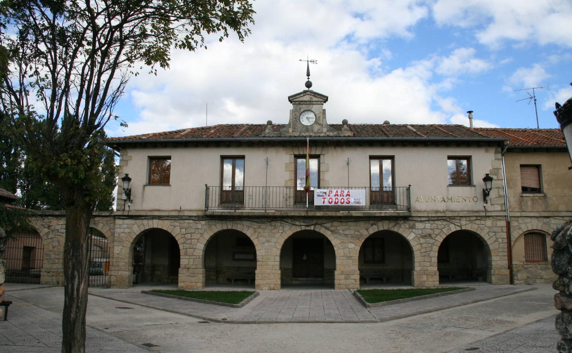 Fachada del Ayuntamiento de Navafría. 