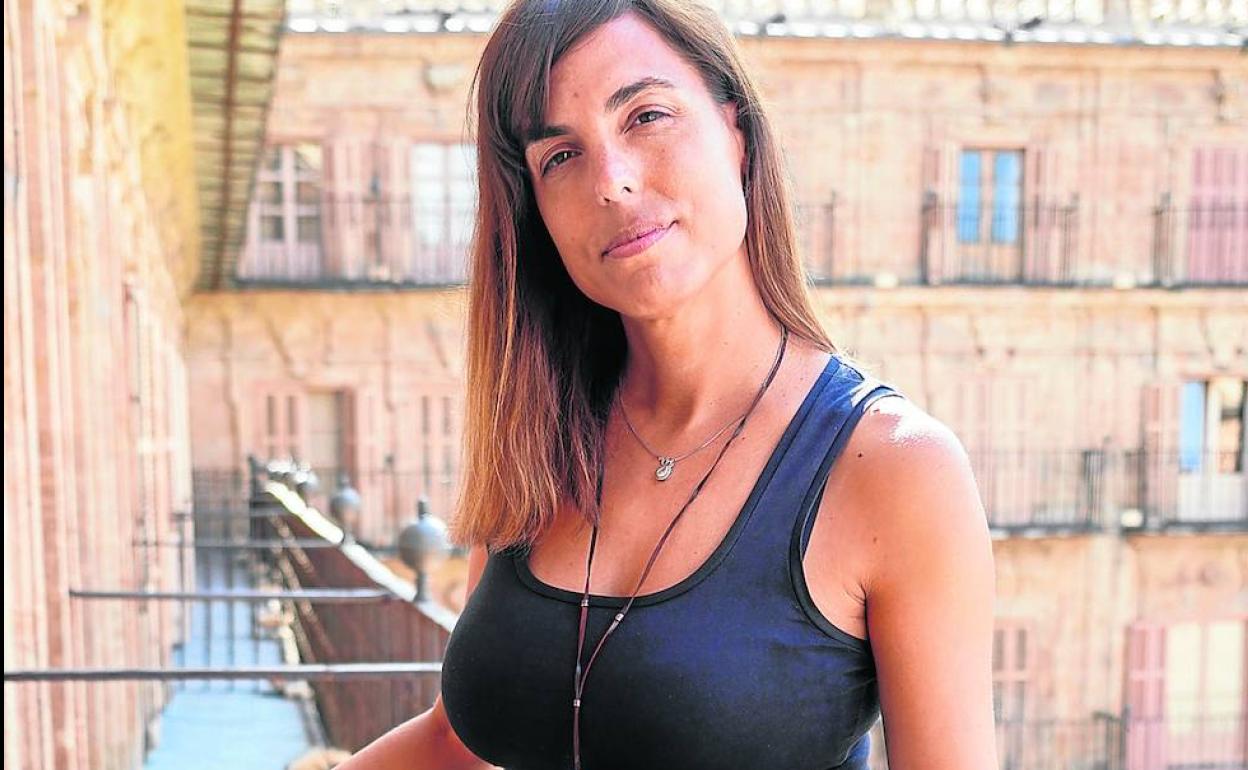 La edil socialista María Sánchez, en uno de los balcones del Ayuntamiento de Salamanca. 