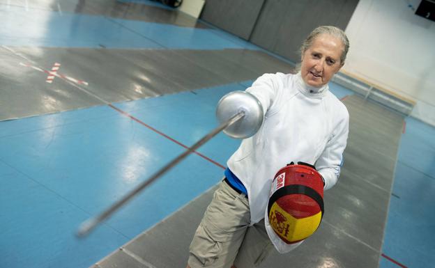 Begoña ejecuta uno de los movimientos de la disciplina de esgrima.