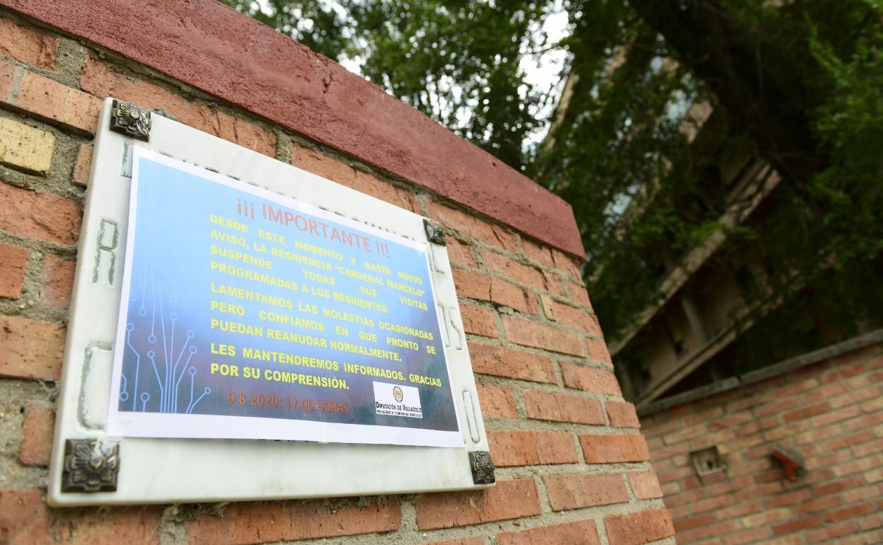 Aviso en la puerta de la residencia Cardenal Marcelo de Valladolid.