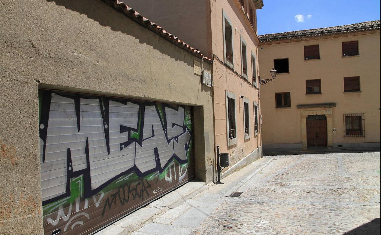Grafiti en un garaje de la calle Licenciado Peralta, en Segovia. 