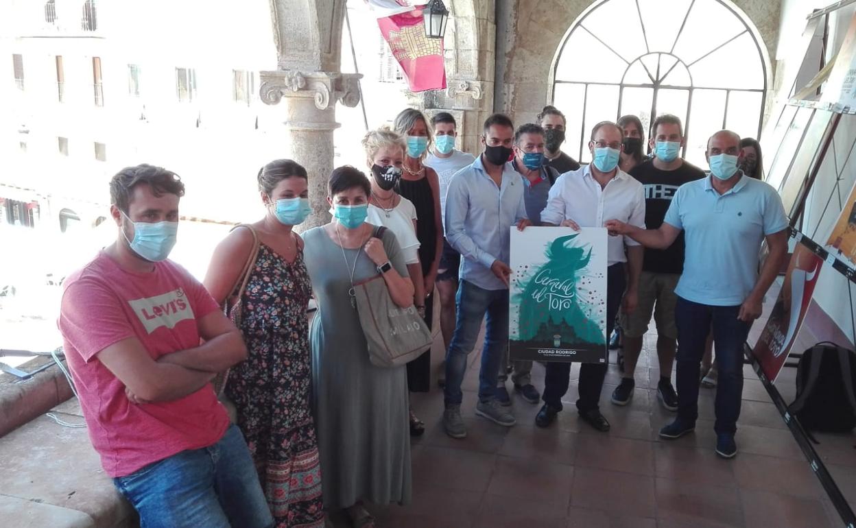 Los miembros del jurado con el cartel ganador. 