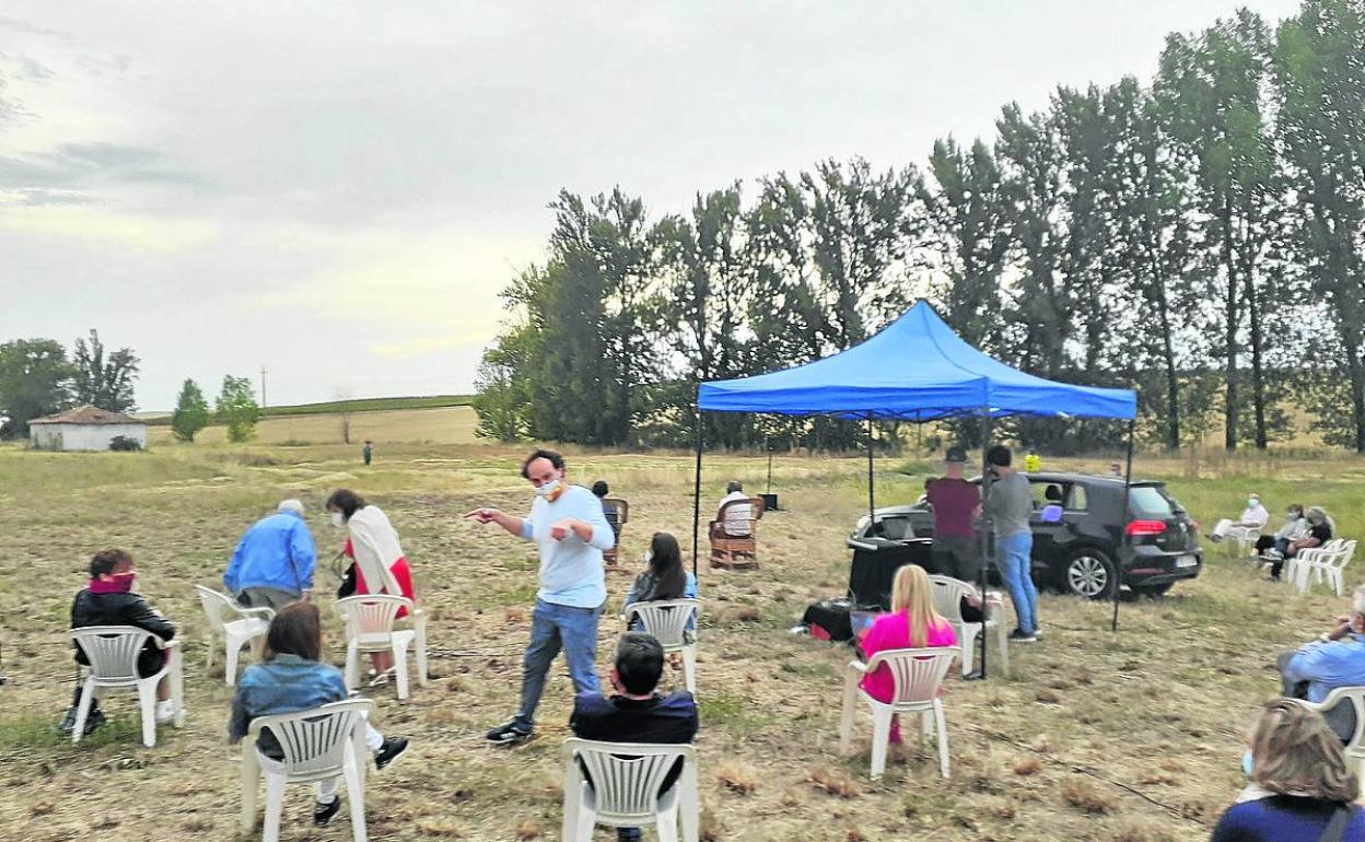 Los espectadores, provistos de auriculares, forman parte del montaje.