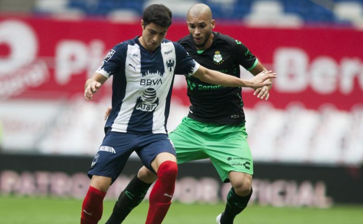 Medina, a la izquierda, en un partido con los Rayados de Monterrey