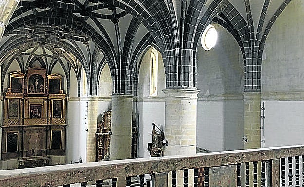 Imagen principal - Arriba, iglesia de San Martín, desde el coro; torreón del Castillo y púlpito de la Iglesia de San Martín. 