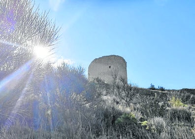 Imagen secundaria 1 - Arriba, iglesia de San Martín, desde el coro; torreón del Castillo y púlpito de la Iglesia de San Martín. 