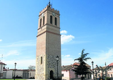 Imagen secundaria 1 - Arriba, exterior del edificio del Centro de Día de Navas de Oro; torre de la desaparecida iglesia de Santa María, en el que fue barrio de Cuéllar. La base es románica y ermita del Cristo del Humilladero. 