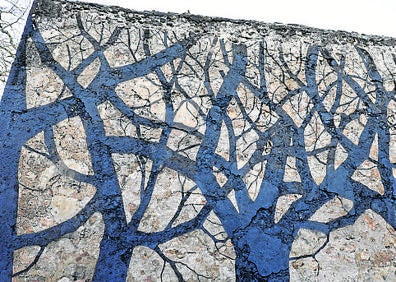 Imagen secundaria 1 - Arriba, detalle de la pieza central del artesonado de la iglesia; mural del salmantino Pablo S. Herrero sobre el frontón que forma parte del Camino de los Prodigios y retablo mayor de la iglesia de San Fabián y San Sebastián, realizado en 1795 por Antonio Vázquez.