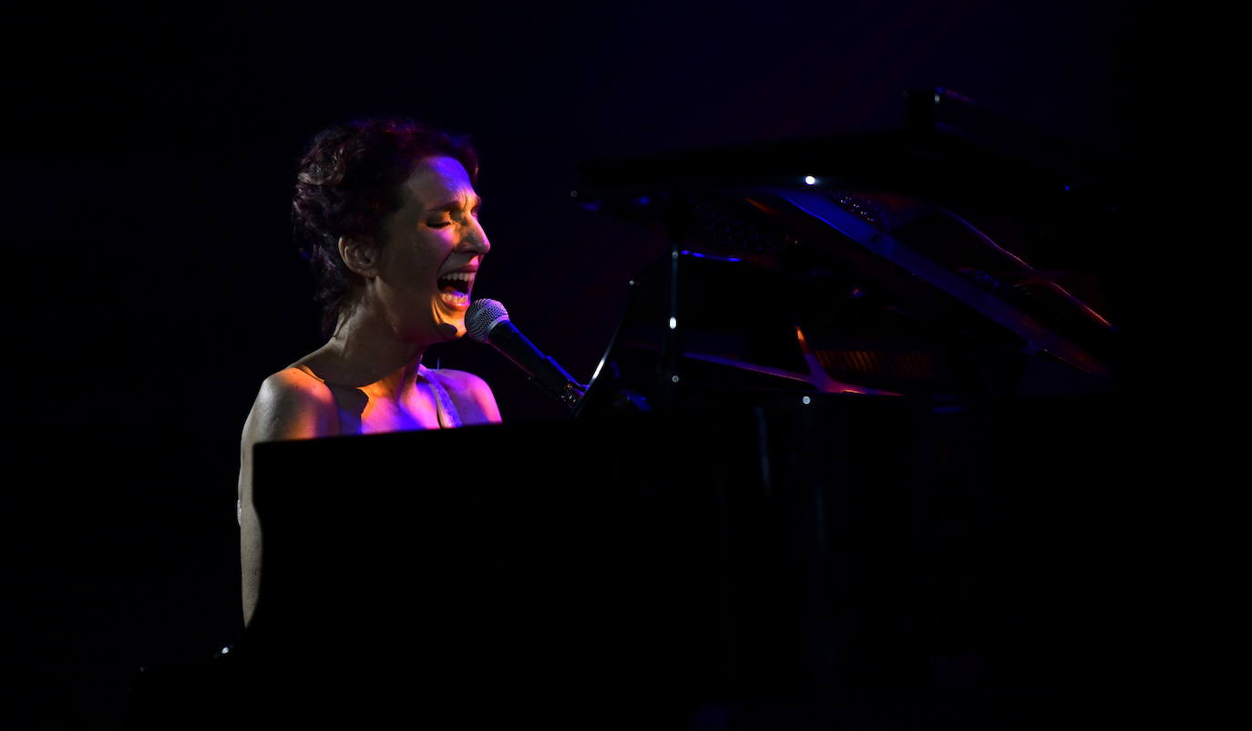 Fotos: Las melodías de Dulce Pontes llenan de magia la Feria de Valladolid