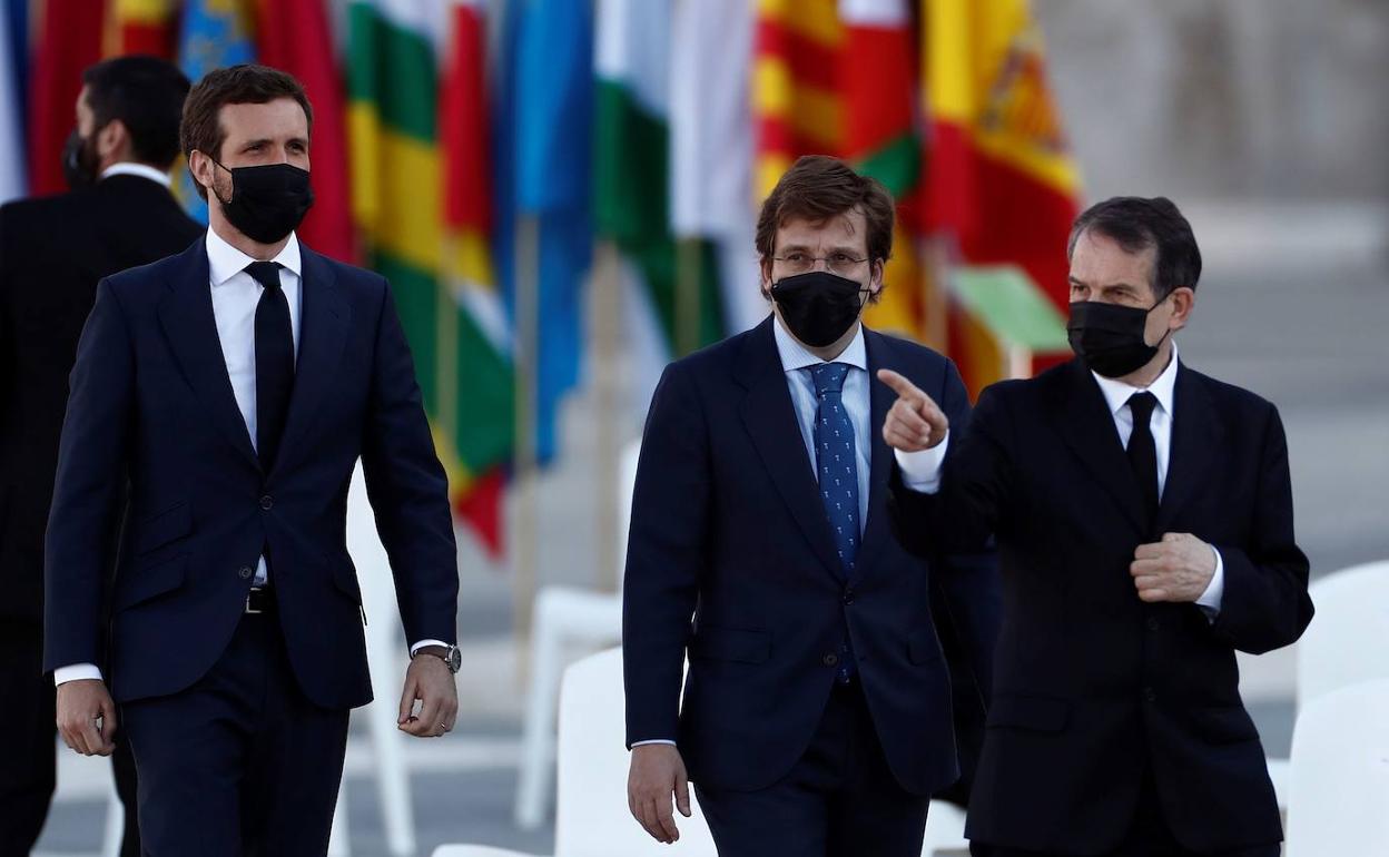 El presidente del Partido Popular, Pablo Casado, acompañado del alcalde de Madrid, José Luis Martínez-Almeida, y el presidente de la FEMP, Abel Caballero