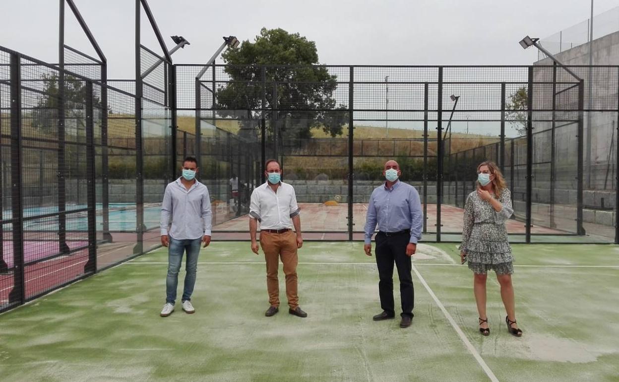 El alcalde de Ciudad Rodrigo y los concejales, en las pistas de pádel. 