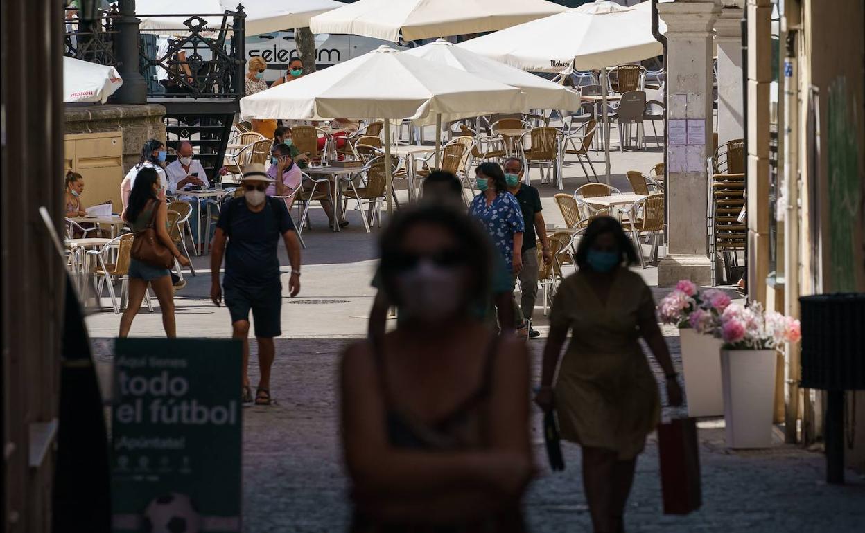 Viandantes con mascarilla en el primer día de confinamiento de Aranda de Duero. 