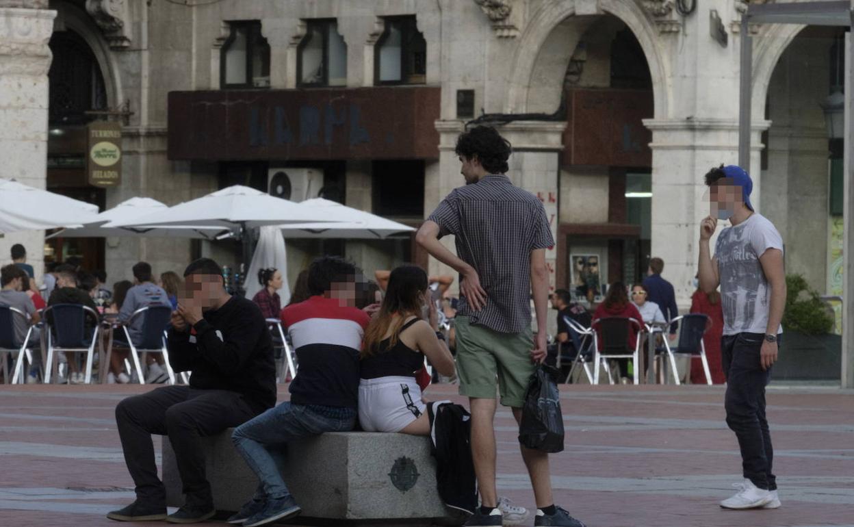 Un grupo de chavales, en la Plaza Mayor de Valladolid. 