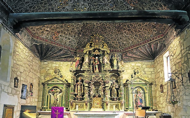 Imagen principal - Arriba, capilla mozárabe de Aldeaseca de la Armuña, entidad local menor de Villares de la Reina; vivienda que conserva restos de la fachada de 1822 e imagen de Jesucristo de gran valor por estar tallada en una sola pieza, que se encuentra en la iglesia de Aldeaseca de Armuña 