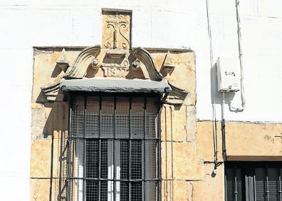 Imagen secundaria 1 - Arriba, capilla mozárabe de Aldeaseca de la Armuña, entidad local menor de Villares de la Reina; vivienda que conserva restos de la fachada de 1822 e imagen de Jesucristo de gran valor por estar tallada en una sola pieza, que se encuentra en la iglesia de Aldeaseca de Armuña 