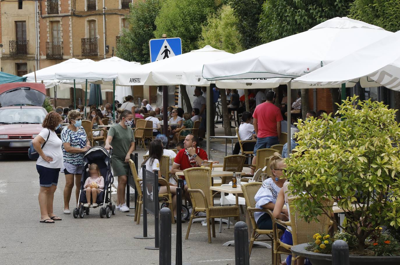Vecinos de Villada disfrutan este miércoles de las terrazas en la Plaza Mayor
