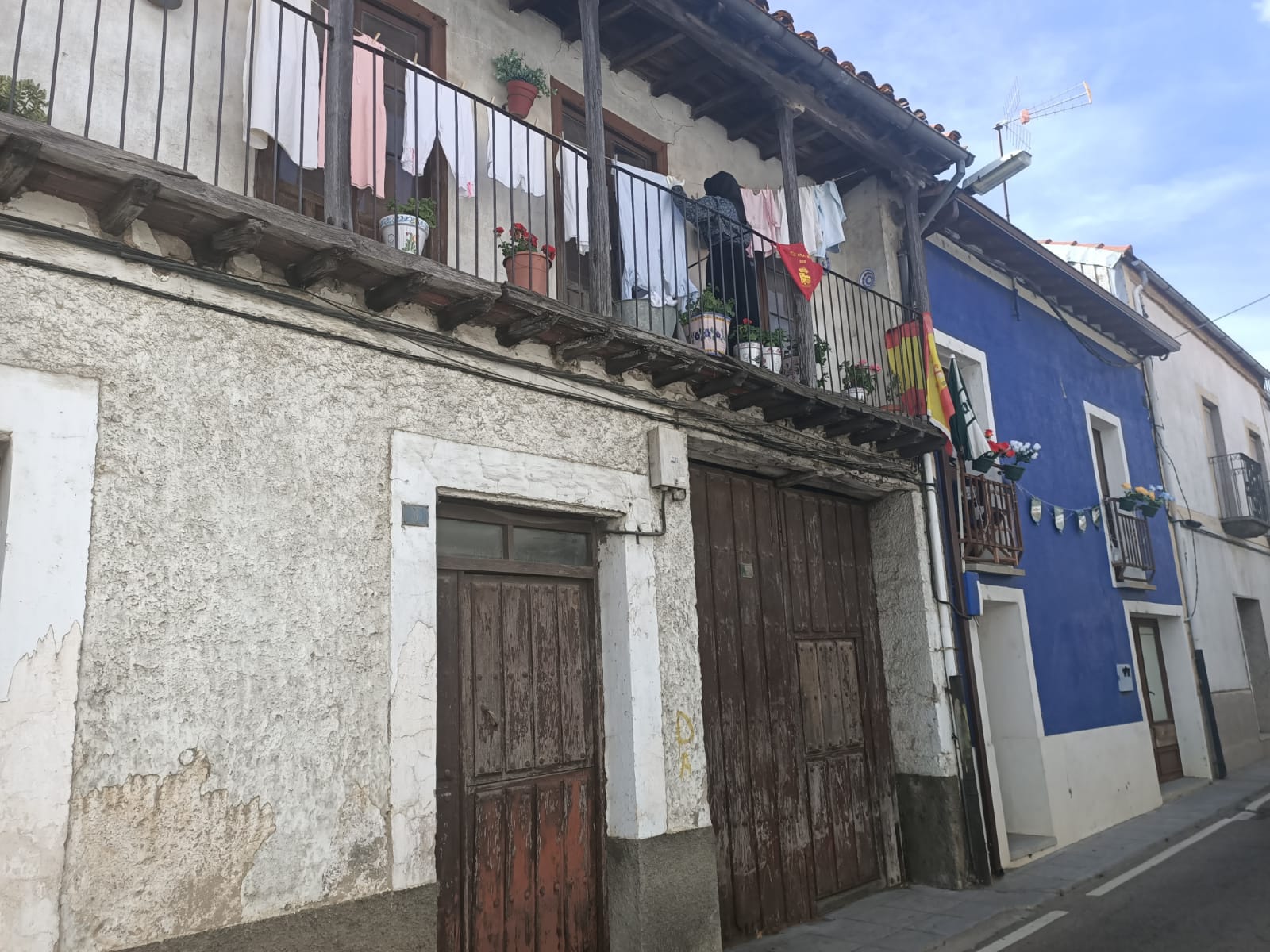 Arranca el I Concurso de Ornamentación de Balcones, Ventanas y Fachadas como única actividad de las fiestas, con 38 participantes. 