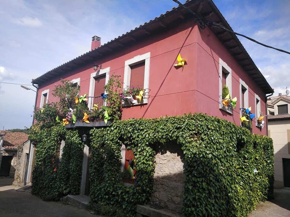 Arranca el I Concurso de Ornamentación de Balcones, Ventanas y Fachadas como única actividad de las fiestas, con 38 participantes. 