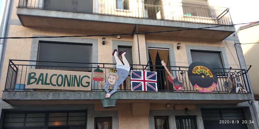 Arranca el I Concurso de Ornamentación de Balcones, Ventanas y Fachadas como única actividad de las fiestas, con 38 participantes. 