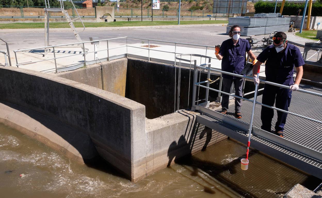 Los técnicos de Tragsa toman las muestras en la depuradora de Valladolid. 