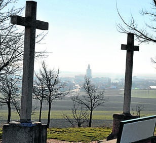 Imagen secundaria 2 - Arriba, vista exterior de la iglesia de los Santos Juanes; bajada de la Virgen de los Pegotes y vistas desde el crucero de la ermita. 