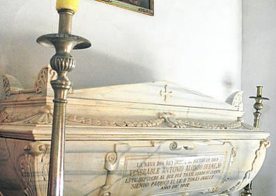 Imagen secundaria 1 - Arriba, llanto sobre Cristo muerto del siglo XVI; sepultura de alabastro en la iglesia de los Santos Juanes y retablo mayor de la iglesia de los Santos Juanes 