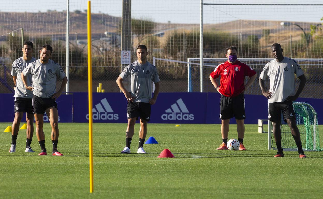Sergio sigue las evoluciones del primer entrenamiento de pretemporada. 