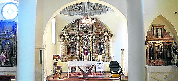 Altar mayor de la iglesia de San Martín, con retablos dorados del siglo XVIII. 