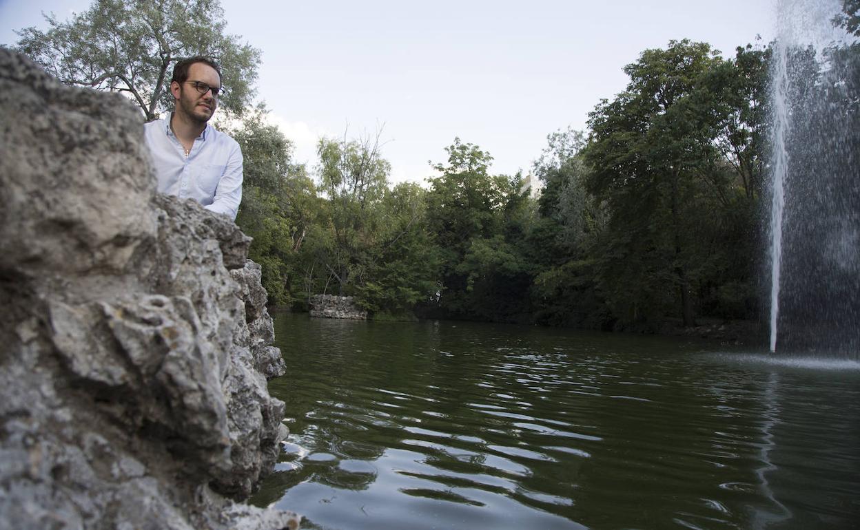 Pablo Vicente disfruta del estanque del Campo Grande, uno de sus sitios favoritos en Valladolid.