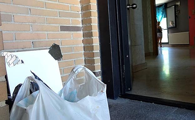 Asaltan una casa ocupada, golpean a un inquilino, roban y rompen el mobiliario en Santovenia