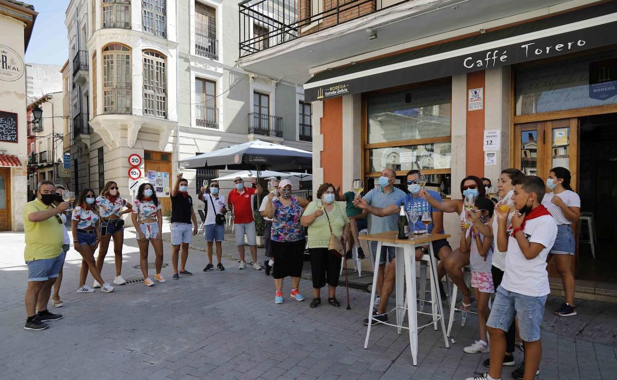 Emotivo brindis por las fiestas que no pueden celebrar este año.