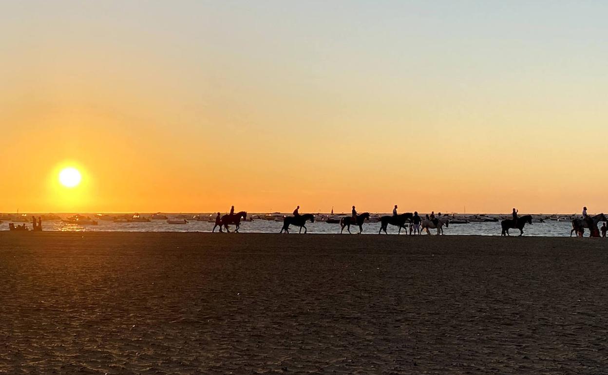 Paseos a caballo en Sanlúcar de Barrameda a la puesta de sol.