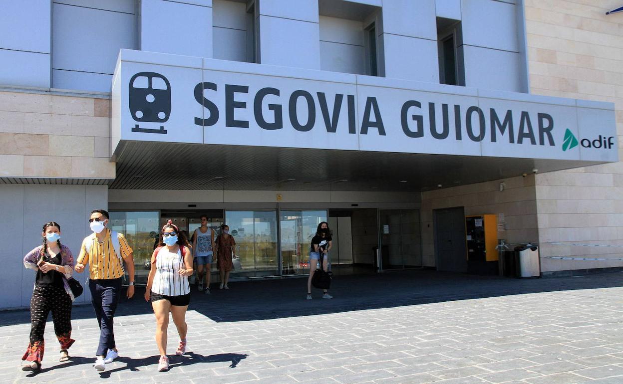 Entrada a la estación Segovia-Guiomar.