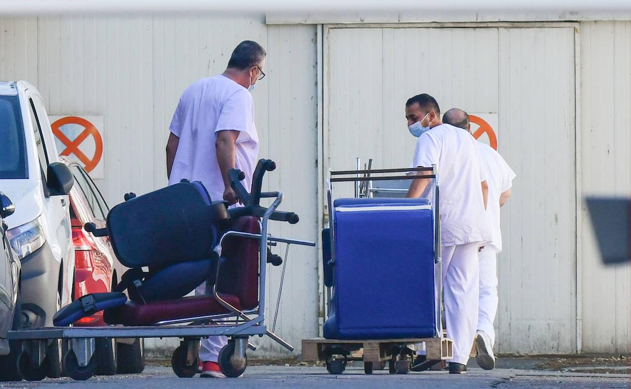 Personal sanitario transporta camas y sillas al edificio Rondilla, antiguo Hospital Río Hortega