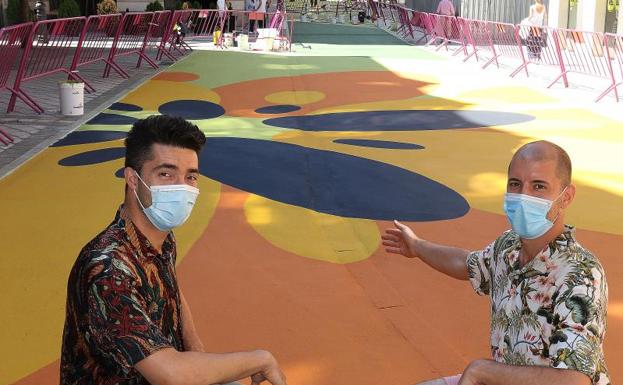 Juan Manuel Pardo y Jonatan Viejo, ante el mural (rematado ayer mismo) de la calzada peatonalizada de la calle Menéndez Pelayo. 