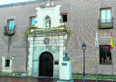 Imagen secundaria 1 - Arriba, Casa noble de los Condes de Bornos convertido en Palacio del Caballero; convento de la Merced, sede del Ayuntamiento y centro de Artes Escénicas en la que fuera iglesia de San Pedro.