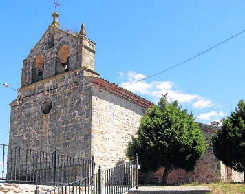 Imagen secundaria 1 - Arriba, fuente en Pradales; iglesia de San Juan Degollado, en Carabias y homenaje a los emigrantes, en Pradales. 