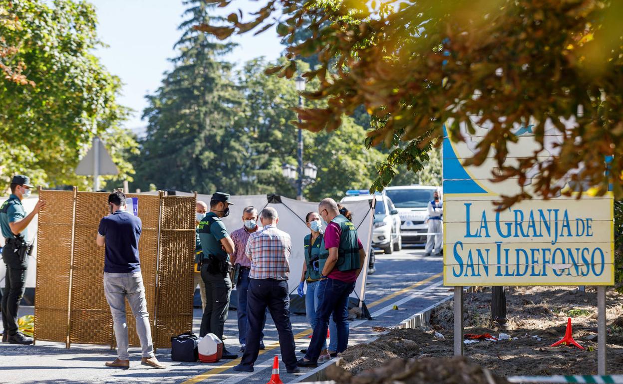 Vecinos y guardias civiles en la zona donde se ha cometido el crimen. 