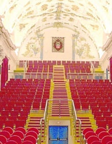 Imagen secundaria 2 - Arriba, Casa noble de los Condes de Bornos convertido en Palacio del Caballero; convento de la Merced, sede del Ayuntamiento y centro de Artes Escénicas en la que fuera iglesia de San Pedro.