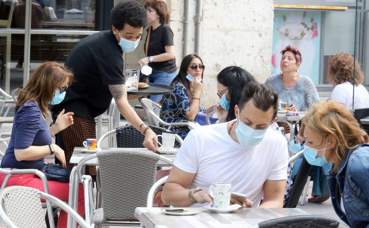 Varios clientes en una terraza de Valladolid. 