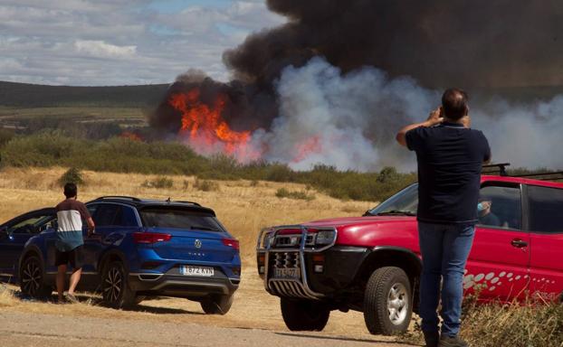 El incendio de la comarca zamorana de Aliste arrasa más de 2.000 hectáreas aunque pierde intensidad