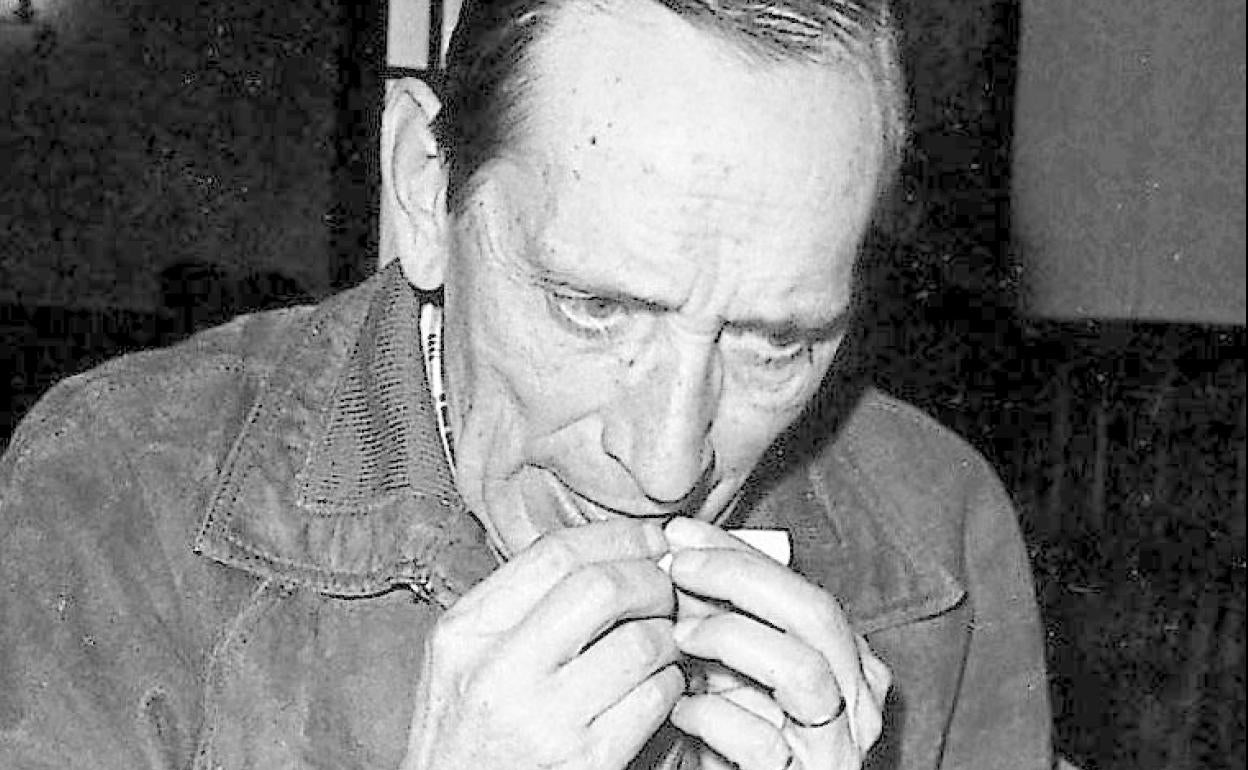 Delibes se lía un pitillo de picadura.