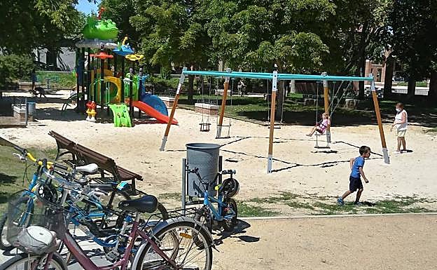 Imagen principal - Los parques infantiles reabrieron y hubo vecinos de Pedrajas que se acercaron a la ermita de la Virgen de Sacedón y se sentaron en terrazas. 